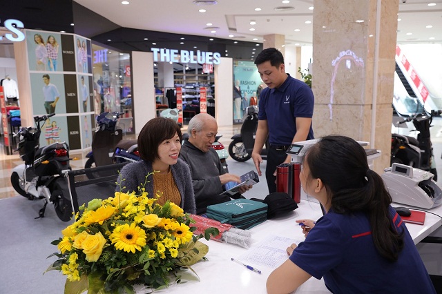 Ngay trong ngày đầu khai trương, showroom đã thu hút đông đảo khách hàng, đặc biệt các bạn học sinh sinh viên và các bậc phụ huynh đến thăm quan, trải nghiệm sản phẩm và nhận nhiều phần quà hấp dẫn từ VinFast.