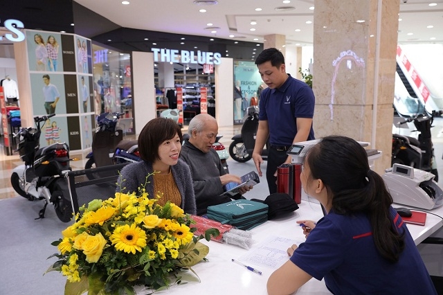 Ngay trong ngày đầu khai trương, showroom đã thu hút đông đảo khách hàng, đặc biệt các bạn học sinh sinh viên và các bậc phụ huynh đến thăm quan, trải nghiệm sản phẩm và nhận nhiều phần quà hấp dẫn từ VinFast.