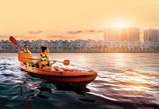 Cuối tuần vui hết nấc và xả stress cực hiệu quả khi chèo thuyền kayak cùng gia đình hay bạn bè trên hồ Ngọc Trai.