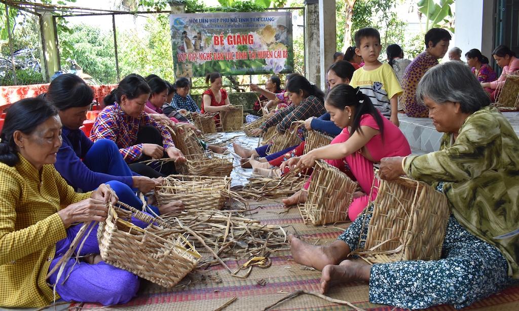 Nhờ học nghề đan lục bình, nhiều lao động nữ ở Cái Bè thoát nghèo.