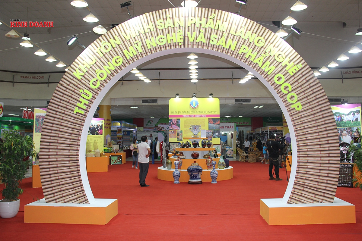 Khu tôn vinh sản phẩm làng nghề thủ công mỹ nghệ và sản phẩm OCOP năm 2020.