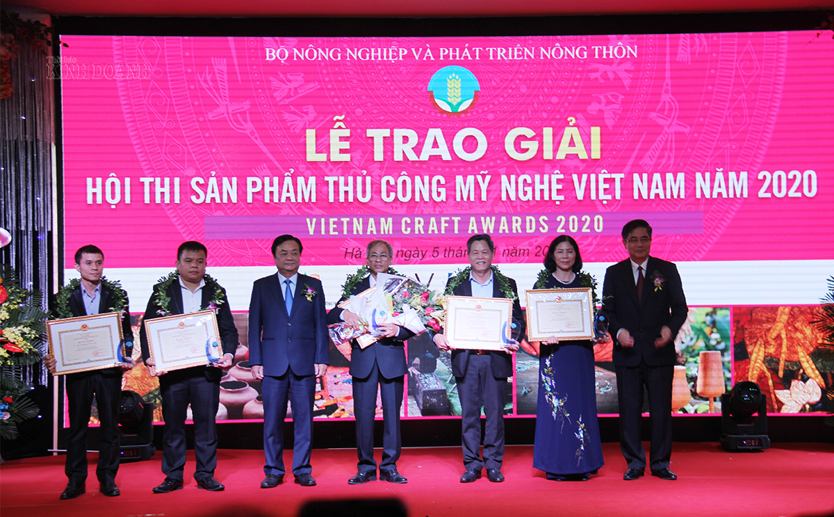 Ông Cao Đức Phát - Phó trưởng Ban Thường trực Ban Kinh tế Trung ương và ông Lê Minh Hoan - Thứ trưởng Bộ Nông nghiệp và Phát triển nông thôn trao tặng bằng khen cho các sản phẩm đạt giải.