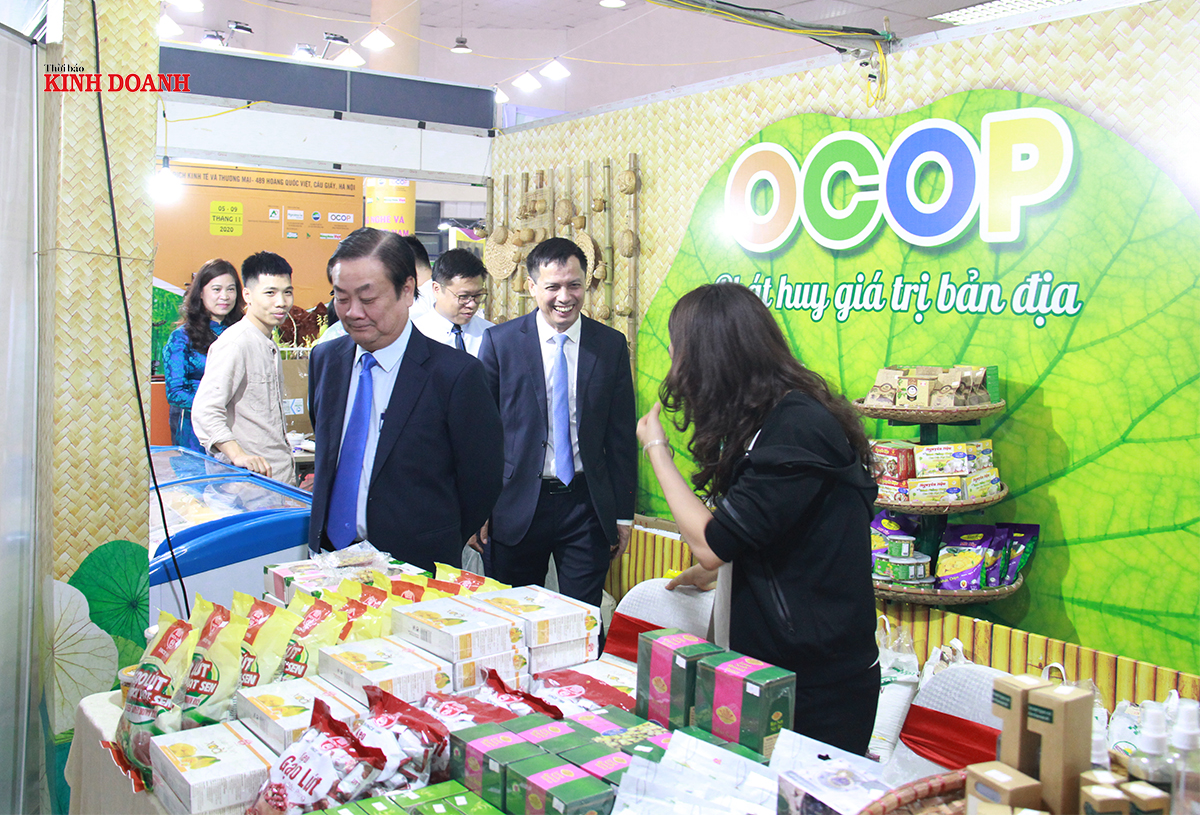 Ông Lê Minh Hoan - Thứ trưởng Bộ Nông nghiệp và Phát triển nông thôn tham quan các gian hàng sản phẩm OCOP được trưng bày, giới thiệu tại hội chợ.