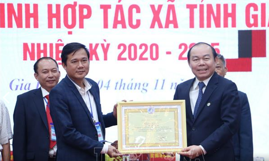 Chủ tịch Nguyễn Ngọc Bảo trao bằng khen cho các cá nhân, tập thể có thành tích công tác xuất sắc.