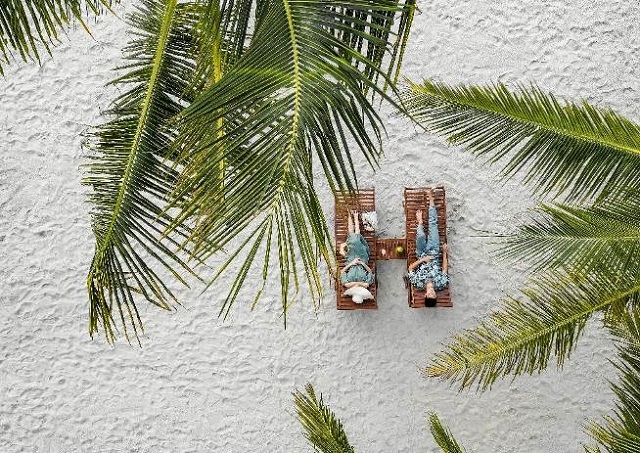 Bỏ lại những âu lo thường nhật phía sau, thư thả tận hưởng góc riêng của mình trên bãi cát trắng mịn, dưới bóng dừa xanh tại thành phố biển hồ giữa lòng Hà Nội