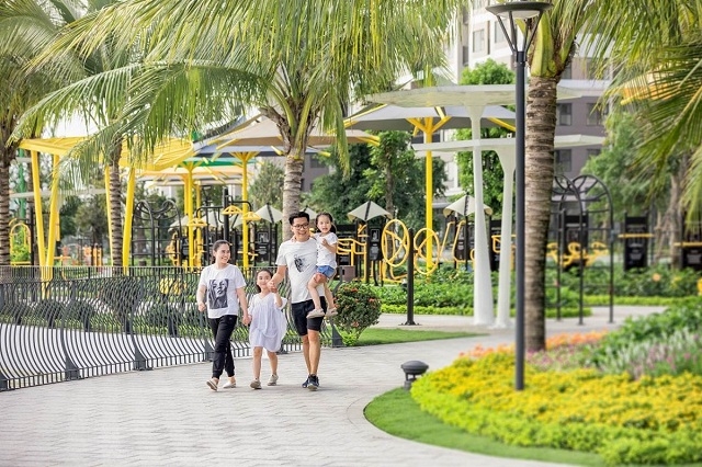 Bao quanh khuôn viên sảnh căn hộ tại Vinhomes Ocean Park là vô số không gian để cả gia đình cùng gắn kết: công viên gym ngoài trời với hơn 700 máy tập, 11 bể bơi trong nhà & ngoài trời, 6 công viên BBQ với hàng trăm điểm nướng, bến thuyền Kayak & đạp vịt…