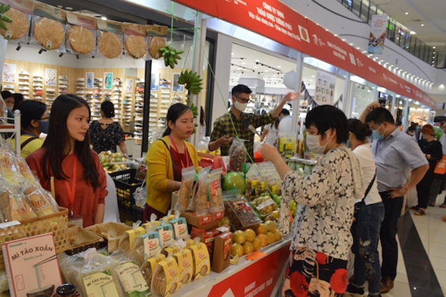 Nâng cao chất lượng sản phẩm, cải tiến mẫu mã sẽ giúp các sản phẩm OCOP từng bước tìm kiếm thị trường tiêu thụ ổn định.