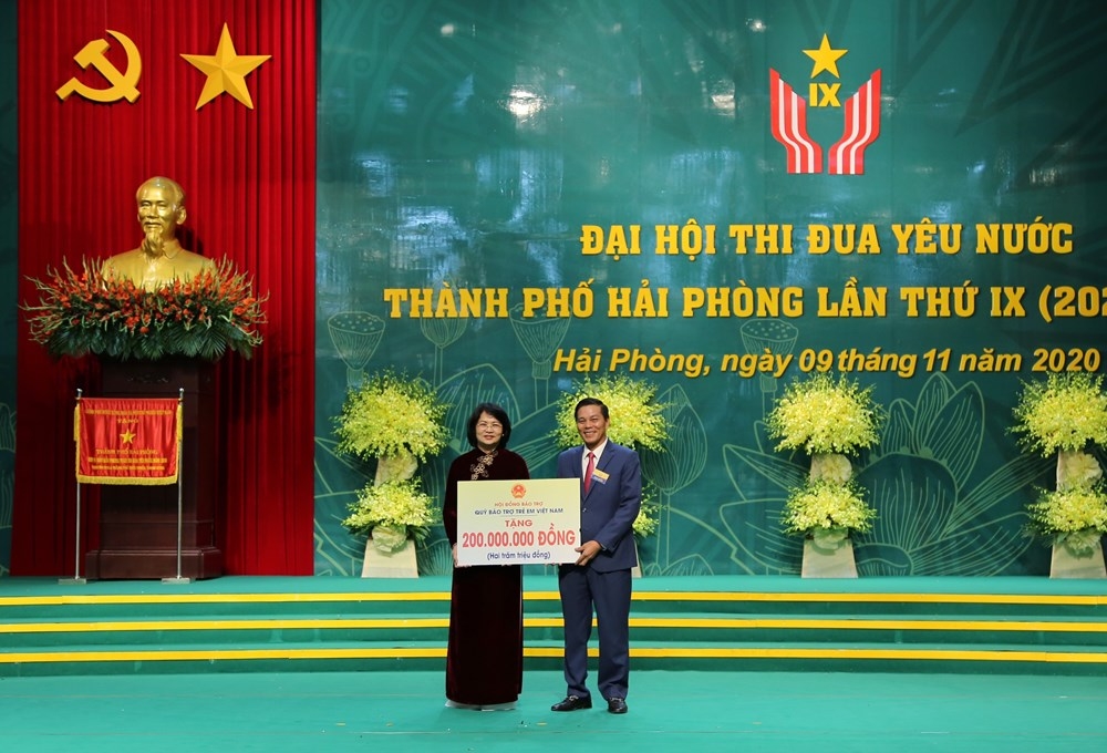 Nhân dịp này, Phó Chủ tịch nước đã trao tặng 200 suất học bổng trị giá 200 triệu đồng cho các cháu học sinh tại TP. Hải Phòng.