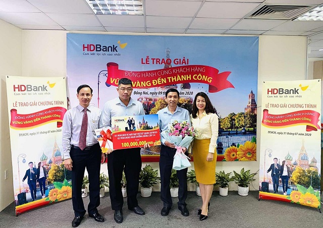 Ông Nguyễn Văn Hoàng (ngoài cùng bên trái) – giám đốc vùng Đồng Nai của HDBank, kiêm giám đốc HDBank SGD Đồng Nai trao giải thưởng chương trình 2019 đến khách hàng.