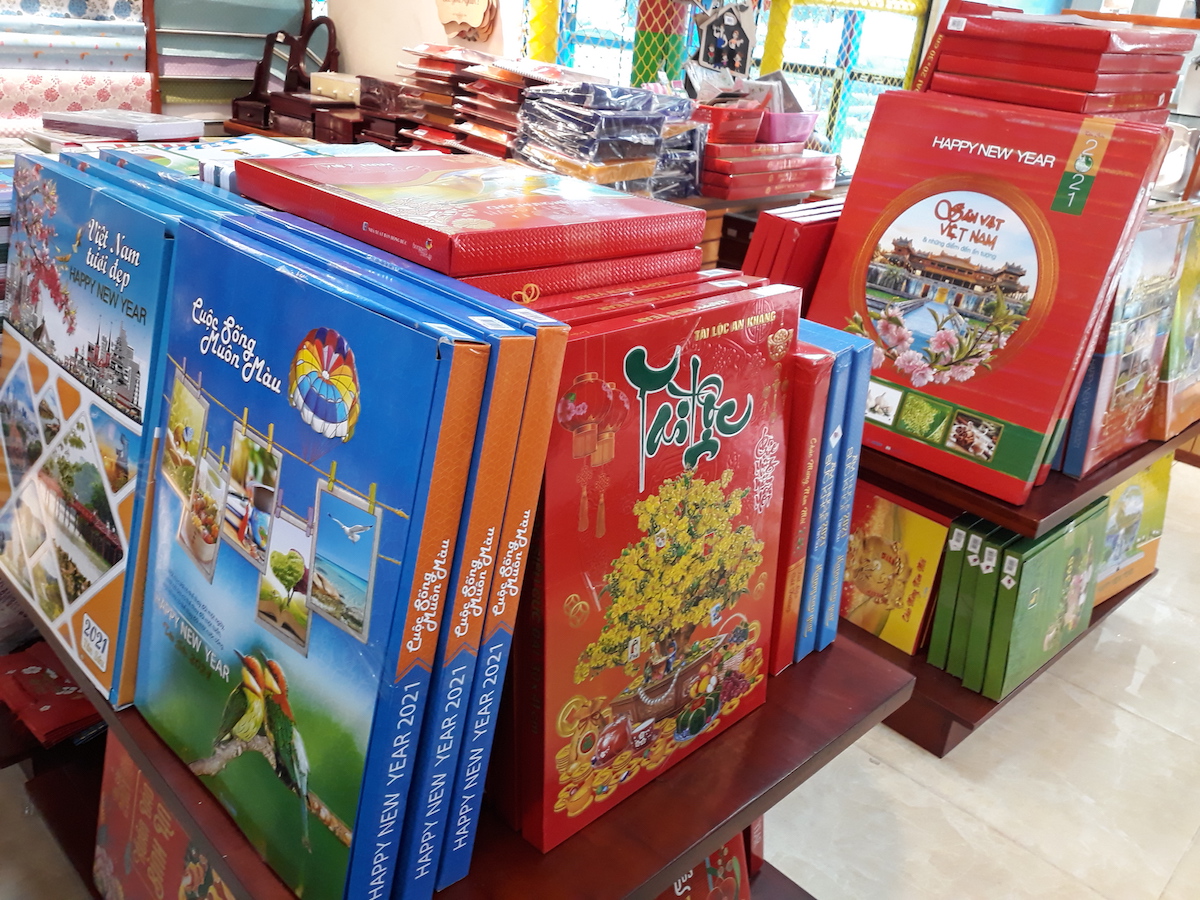 Lịch Tết Tân Sửu được bày bán tại nhà sách ADC Book Linh Đàm (Hà Nội).