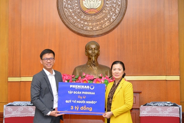 Đại diện lãnh đạo Tập đoàn Phenikaa trao số tiền ủng hộ tới Quỹ Vì Người nghèo cho Bà Trương Thị Ngọc Ánh - Phó Chủ tịch Uỷ ban Trung Ương Mặt trận tổ quốc Việt Nam.