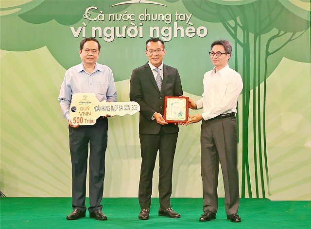 Phó Thủ tướng Vũ Đức Đam và Chủ tịch Ủy ban Trung ương MTTQ VN Trần Thanh Mẫn nhận ủng hộ Quỹ Vì người nghèo từ đại diện SCB - Ông Hoàng Minh Hoàn, Phó Tổng Giám đốc thường trực SCB.