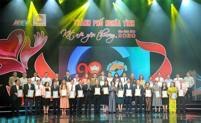 Đại diện SCB – Ông Bùi Anh Dũng (thứ 5 từ trái sang, hàng thứ 1) nhận giấy chứng nhận từ Ban thường trực Ủy ban MTTQ VN TP.HCM trong chương trình “Thành phố nghĩa tình – Kết nối yêu thương”