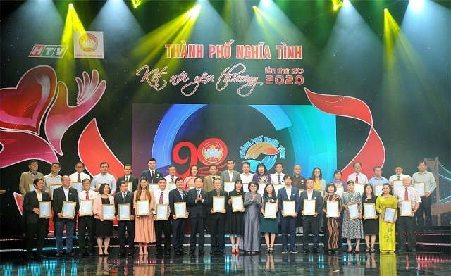 Đại diện SCB – Ông Bùi Anh Dũng (thứ 5 từ trái sang, hàng thứ 1) nhận giấy chứng nhận từ Ban thường trực Ủy ban MTTQ VN TP.HCM trong chương trình “Thành phố nghĩa tình – Kết nối yêu thương”