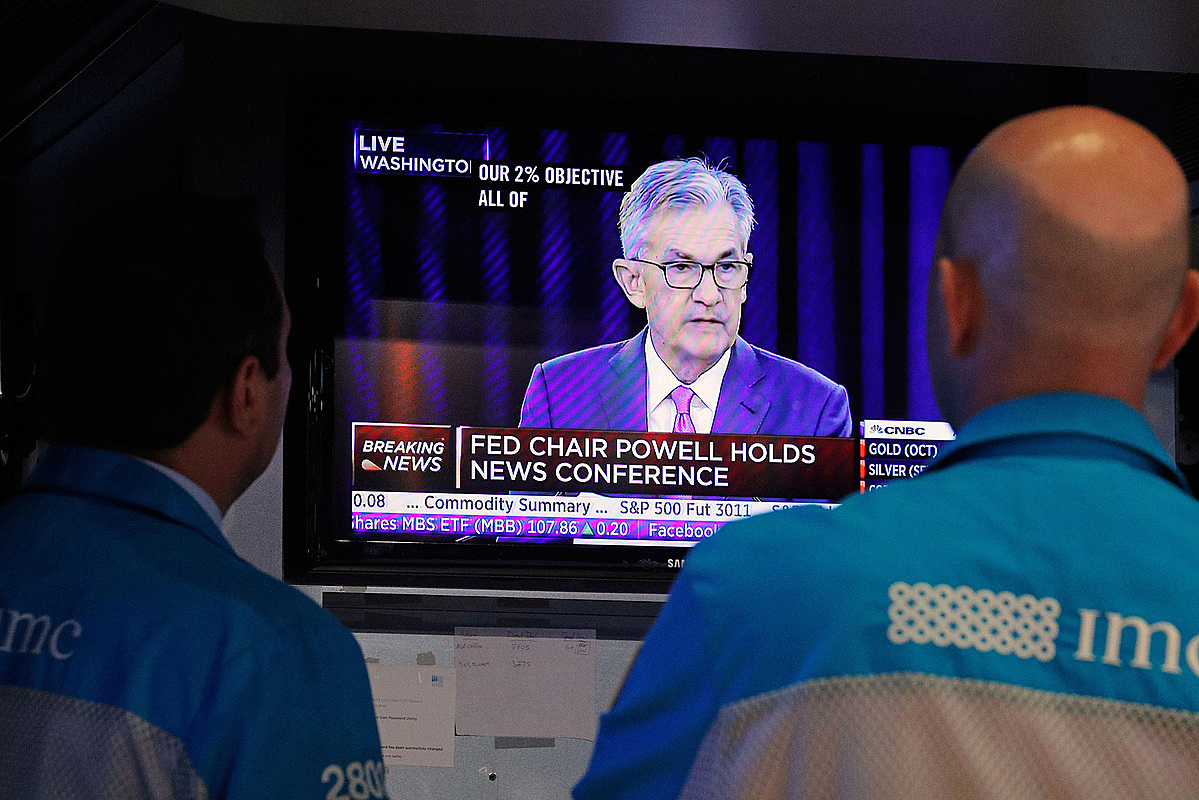 Nhà đầu tư theo dõi phát biểu của Chủ tịch Fed Jerome Powell. (Ảnh: Getty Images)