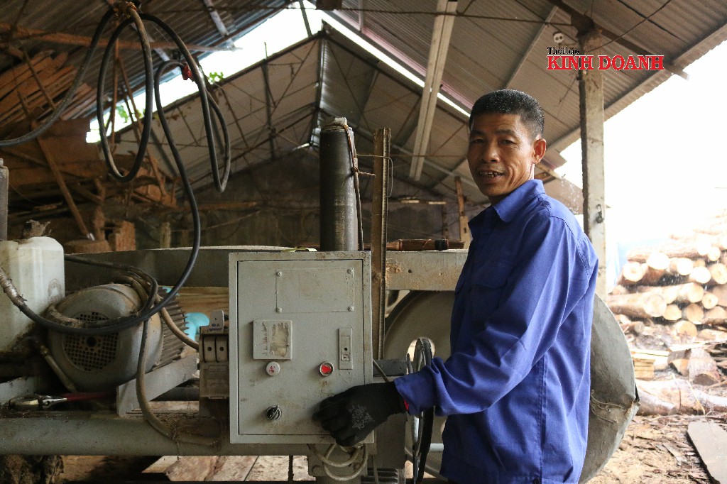 Ông Vũ Văn Thanh - công nhân của HTX đang kiểm tra máy móc trước khi vận hành.