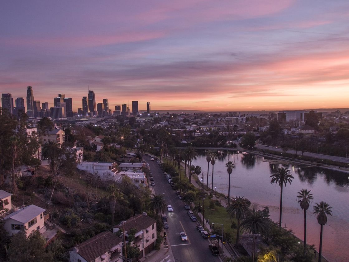 10. Los Angeles, Hoa Kỳ Năm 2020, đại dịch Covid-19 có tác động đặc biệt đến giá một số sản phẩm. Báo cáo khảo sát của The Economist Intelligence Unit vừa công bố nêu bật những thay đổi này và phân loại 133 thành phố lớn trên hành tinh dựa trên giá của 138 sản phẩm và dịch vụ. Năm nay, thuốc lá và đồ giải trí - bao gồm đồ điện tử tiêu dùng - nhìn chung tăng giá nhiều nhất, trong khi quần áo giảm nhiều nhất.