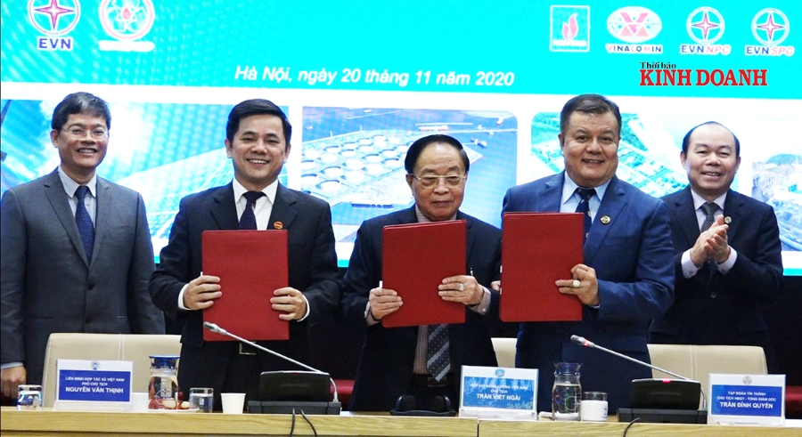 Chủ tịch Liên minh HTX Việt Nam Nguyễn Ngọc Bảo (ngoài cùng bên phải) chứng kiến Lễ ký kết giữa Phó Chủ tịch Liên minh HTX Việt Nam Nguyễn Văn Thịnh (đại diện Liên minh HTX Việt Nam) và đại diện Hiệp hội Năng lượng Việt Nam, Công ty CP tập đoàn Tín Thành trong việc hợp tác thực hiện chiến lược phát triển năng lượng - nông nghiệp - môi trường từ cây cao lương.