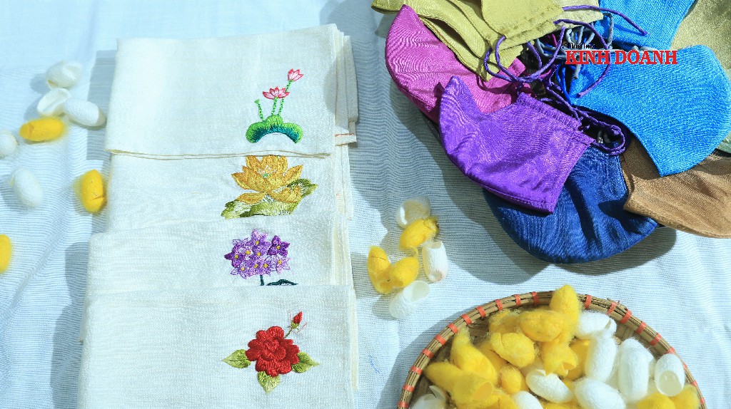 HTX có đa dạng sản phẩm từ quần áo, phụ kiện, chăn ga, gối, mặt nạ làm đẹp...