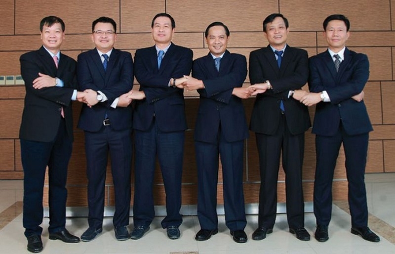 Ban Điều hành Coteccons vào năm 2016. Từ trái sang phải lần lượt là các ông Trần Văn Chính, Từ Đại Phúc, Nguyễn Bá Dương, Trần Quang Quân, Trần Quang Tuấn, Phan Văn Vĩnh đều đã rời khỏi Coteccons