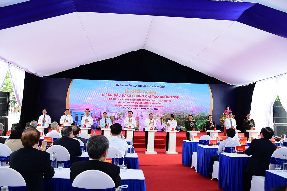 Đại diện lãnh đạo Trung ương và địa phương nhấn nút