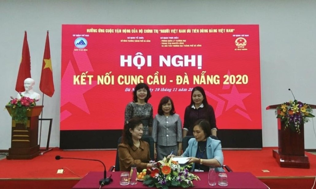 Các HTX, doanh nghiệp ký kết hợp đồng hợp tác dưới sự chứng kiến của lãnh đạo Sở Công thương, Liên minh HTX các tỉnh Đà Nẵng, Bắc Giang.