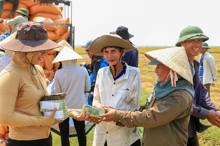 Người dân thu được thành quả ngay tại ruộng khi HTX nông nghiệp Đức Xá liên kết với doanh nghiệp bao tiêu đầu ra cho diện tích lúa theo hợp đồng ký kết.