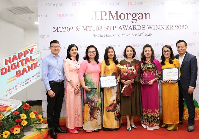 Đại diện lãnh đạo NH JP Morgan Chase N.A. Chi nhánh TP.HCM trao giải thưởng cho đại diện HDBank.