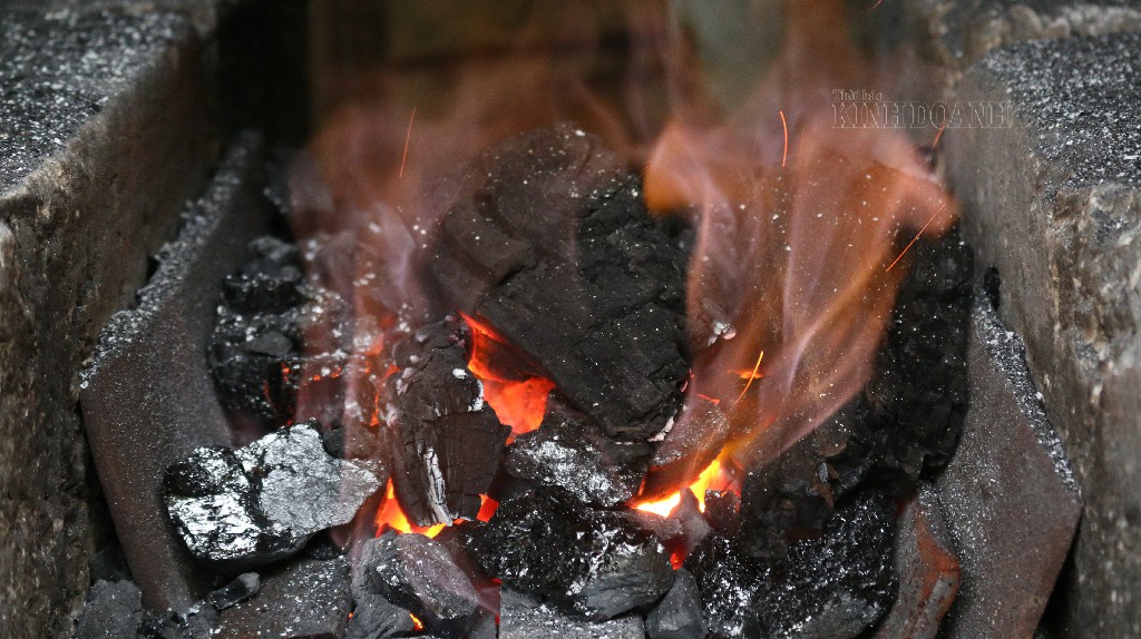 Những tháng cận Tết, bếp lửa làng dao đỏ rực từ tờ mờ sáng đến tối mịt.