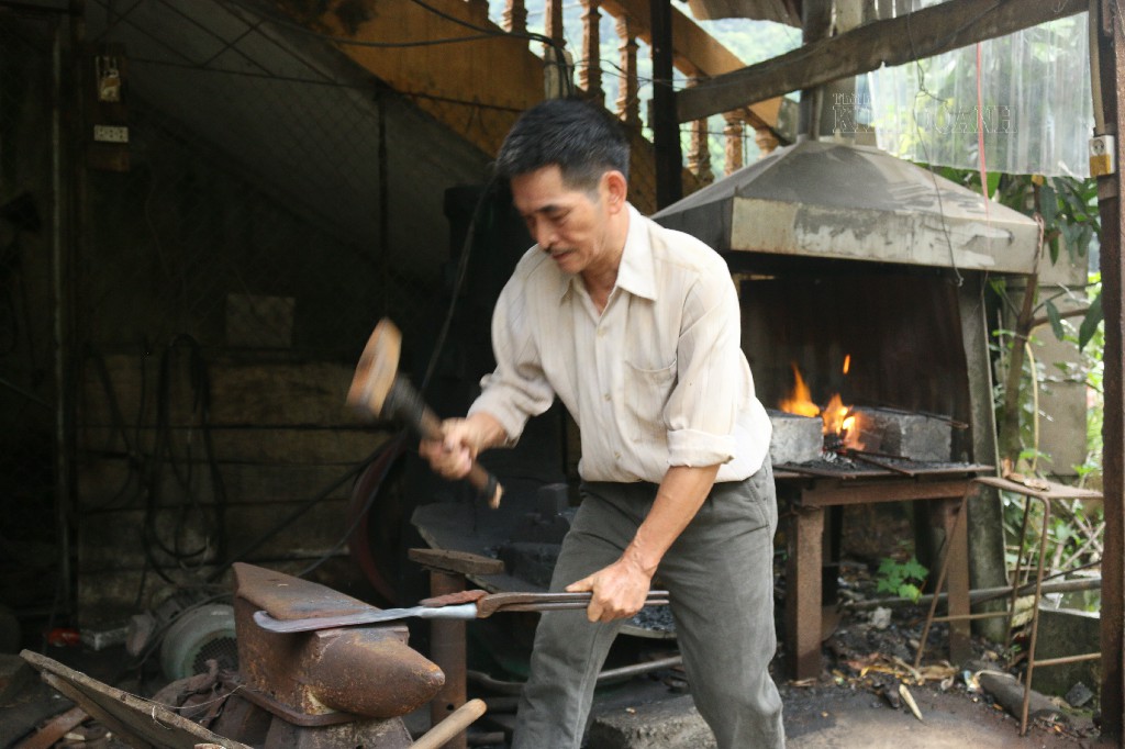 Ông Long Văn Chiến, Giám đốc HTX đang rèn nông cụ.