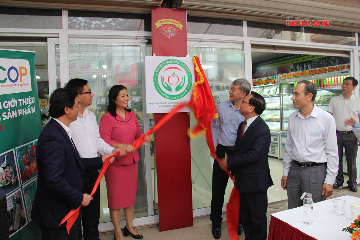 Lãnh đạo TP Hà Nội gắn biển Điểm trưng bày và bán sản phẩm OCOP có truy xuất nguồn gốc cho cửa hàng bán sản phẩm an toàn của HTX dịch vụ nông nghiệp tổng hợp An Phát.