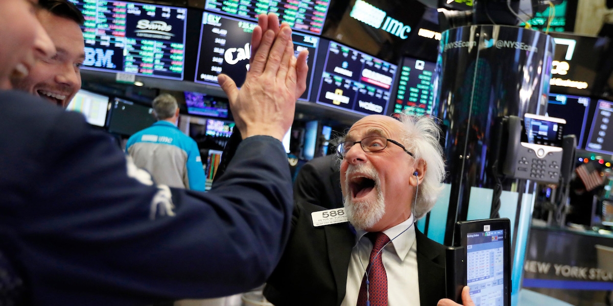 Dow Jones lần đầu phá đỉnh lịch sử vượt 3.000 điểm (Ảnh: AP)