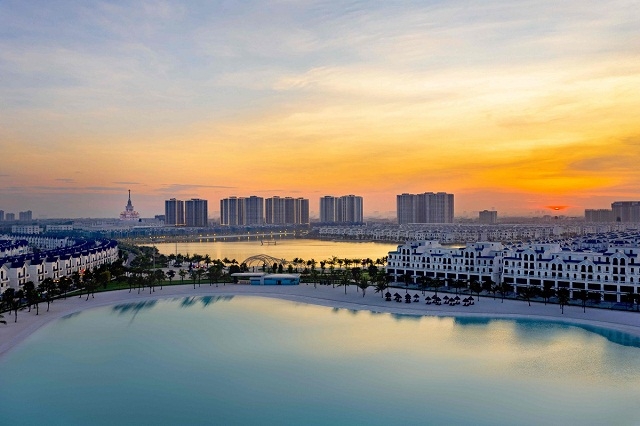 Mô hình “Thành phố biển hồ” độc đáo tại Vinhomes Ocean Park: biển hồ nước mặn lớn thứ 6 thế giới sử dụng giải pháp công nghệ tiên tiến bậc nhất, hồ nước ngọt trải cát trắng nhân tạo 24,5ha lớn nhất Việt Nam.