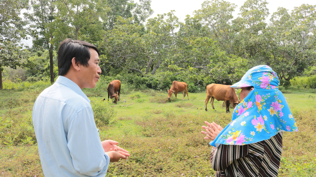 Người dân tộc Raglai ở xã Ma Nới (huyện Ninh Sơn) được hướng dẫn kỹ thuật chăn nuôi.