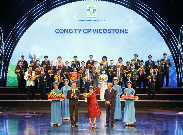 Lãnh đạo công ty nhận biểu trưng Thương hiệu quốc gia