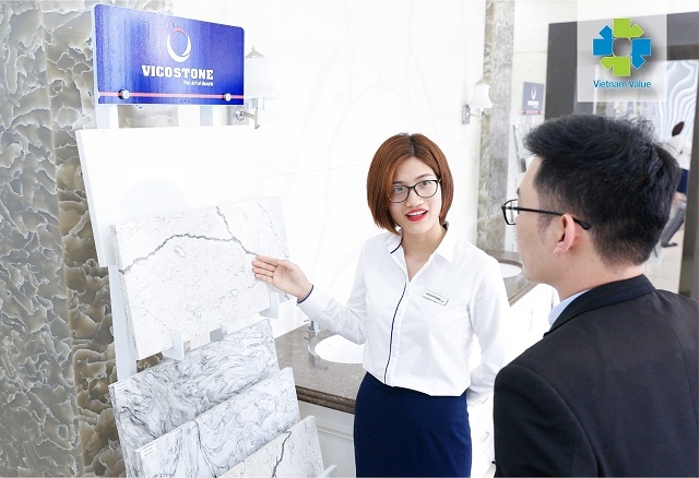 Nhân viên giới thiệu sản phẩm đá cho khách hàng.