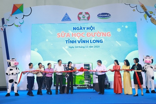 Các đại biểu cùng thực hiện nghi thức phát động Ngày hội Sữa học đường Vĩnh Long năm 2020.