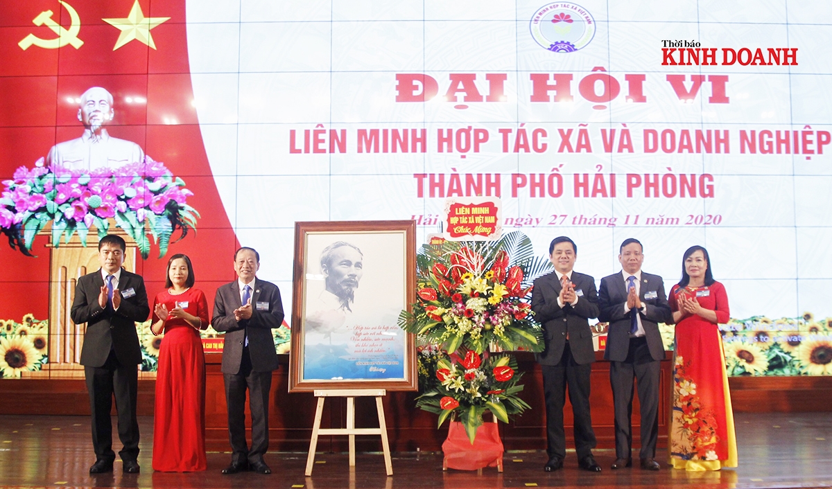 Thay mặt lãnh đạo Liên minh HTX Việt nam, Phó Chủ tịch Nguyễn Văn Thịnh trao hoa và tặng phẩm cho lãnh đạo Liên minh HTX&DN TP Hải Phòng.