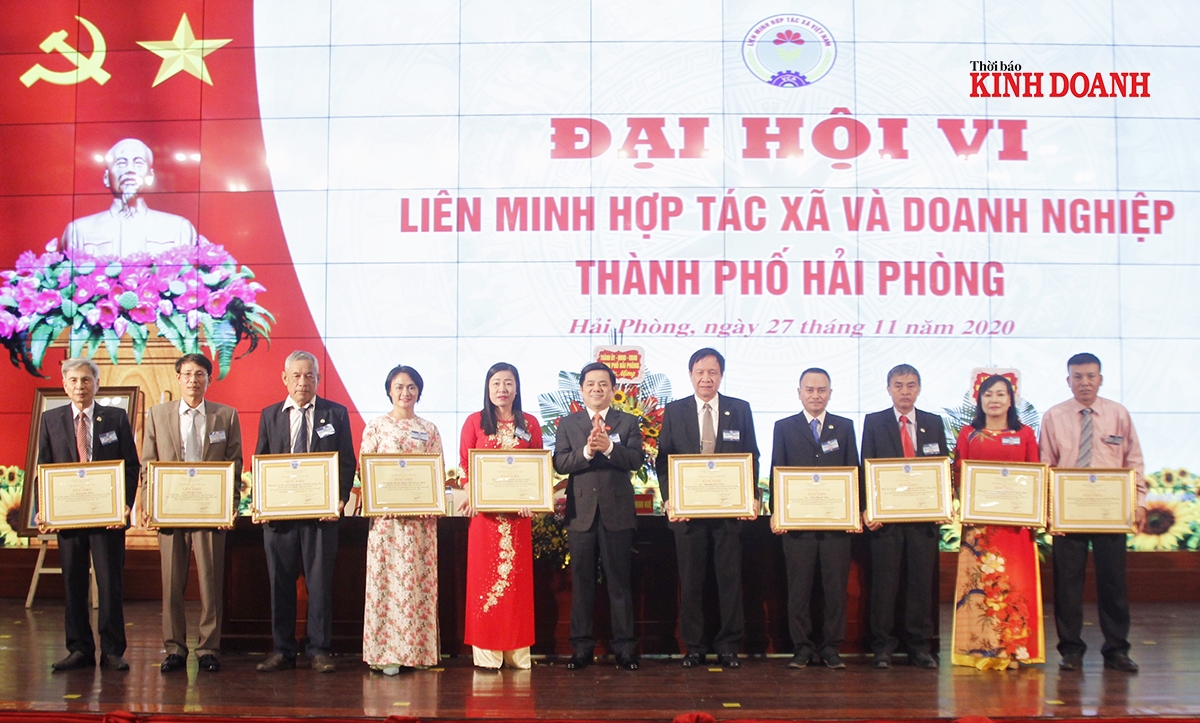 Những tập thể và cá nhân có thành tích xuất sắc trong phát triển KTTT, HTX được vinh dự nhận Bằng khen của Ban Chấp hành Liên minh HTX Việt Nam.