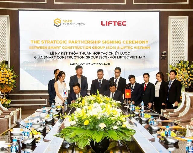 Ông Lê Văn Nam - CEO Smart Construction Group (SCG) và ông You Kyung Nam - Chủ tịch Tập đoàn LIFTEC ký kết Thỏa thuận hợp tác chiến lược.
