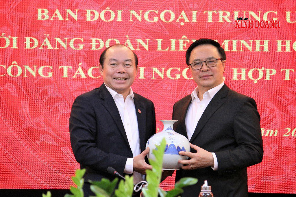 Chủ tịch Liên minh HTX Việt Nam Nguyễn Ngọc Bảo tặng quà lưu niệm cho Trưởng Ban Đối ngoại Trung ương Hoàng Bình Quân.