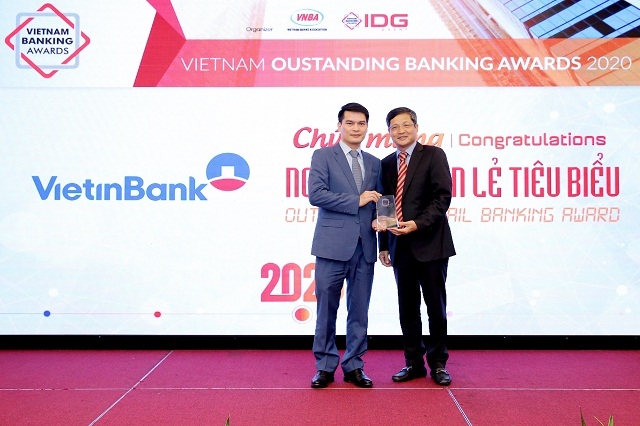 Giám đốc Khối Bán lẻ VietinBank – Ông Đàm Hồng Tiến nhận giải tại sự kiện.