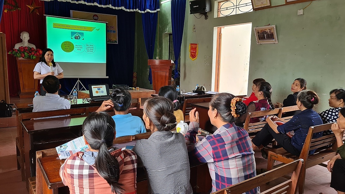 Trực tiếp giảng bài, trực tiếp lắng nghe, bà Nguyễn Thị Loan giải đáp những thắc mắc giúp người dân an tâm, thấy được quyền lợi khi tham gia BHXH tự nguyện.