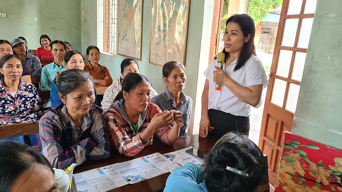 Trong mỗi hội nghị tuyên truyền, tư vấn, giải đáp thắc mắc của người dân về tham gia BHXH tự nguyện, bà Nguyễn Thị Loan, Phó giám đốc BHXH Tiên Lãng là người trực tiếp làm báo cáo viên.