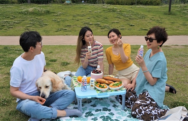 Chất lượng quốc tế giúp Vinamilk hiện diện tại nhiều thị trường khắt khe như Singapore, Hàn Quốc với các loại sản phẩm cao cấp như sữa organic, sữa hạt…