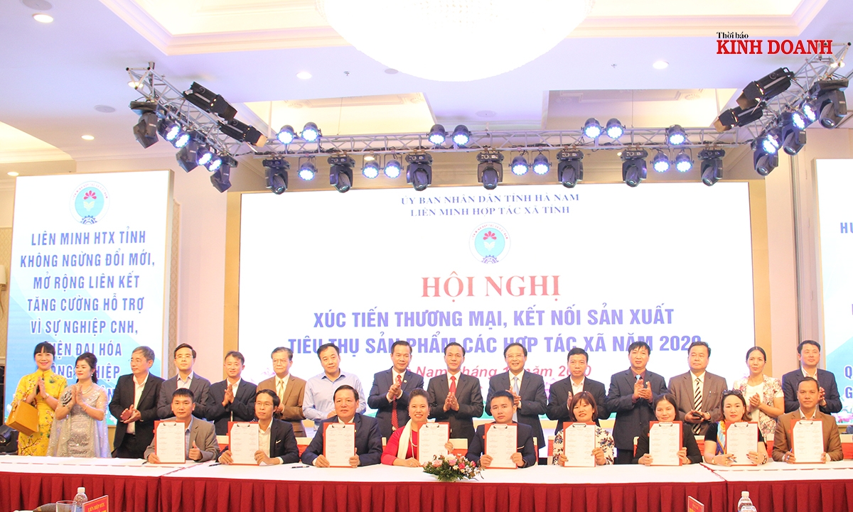 Lãnh đạo Liên minh HTX Việt Nam, lãnh đạo tỉnh Hà Nam và Liên minh HTX các tỉnh khu vực Đồng bằng sông Hồng chứng kiến các doanh nghiệp, HTX ký kết hợp tác liên kết, tiêu thụ nông sản.