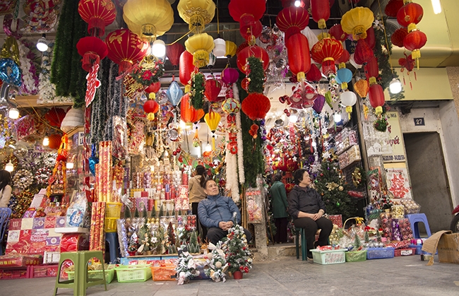 Phố Hàng Mã (Hà Nội) tràn ngập sắc đỏ mùa Giáng sinh.