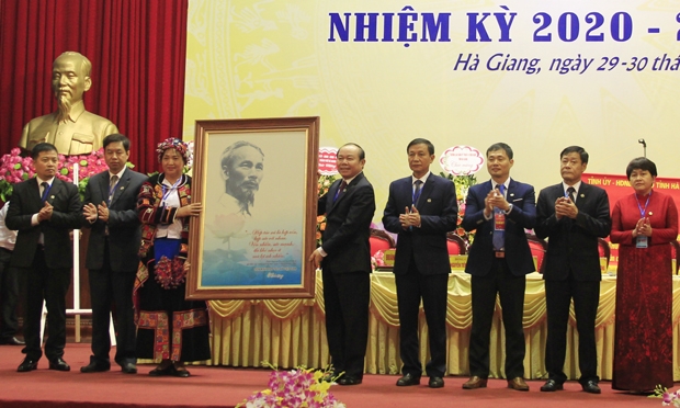 Chủ tịch Liên minh HTX Việt Nam Nguyễn Ngọc Bảo trao tặng Liên minh HTX tỉnh bức tranh Bác Hồ với HTX. Ảnh TL.