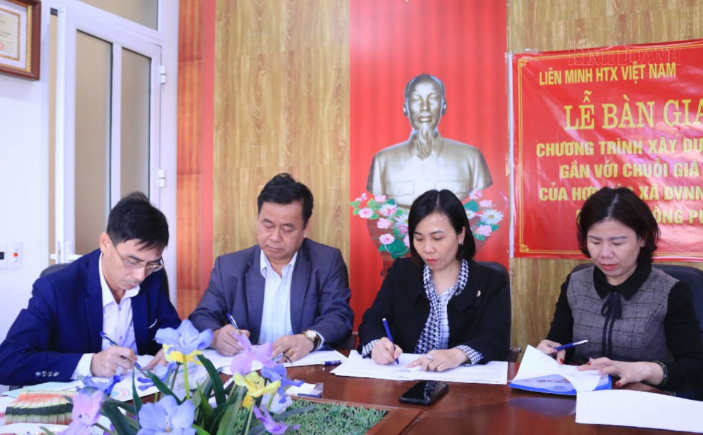 Lễ bàn giao có sự tham gia của đại diện Liên minh HTX Việt Nam, Liên minh HTX tỉnh Quảng Ninh, cán bộ phòng kinh tế và HTX Hoa Phong.