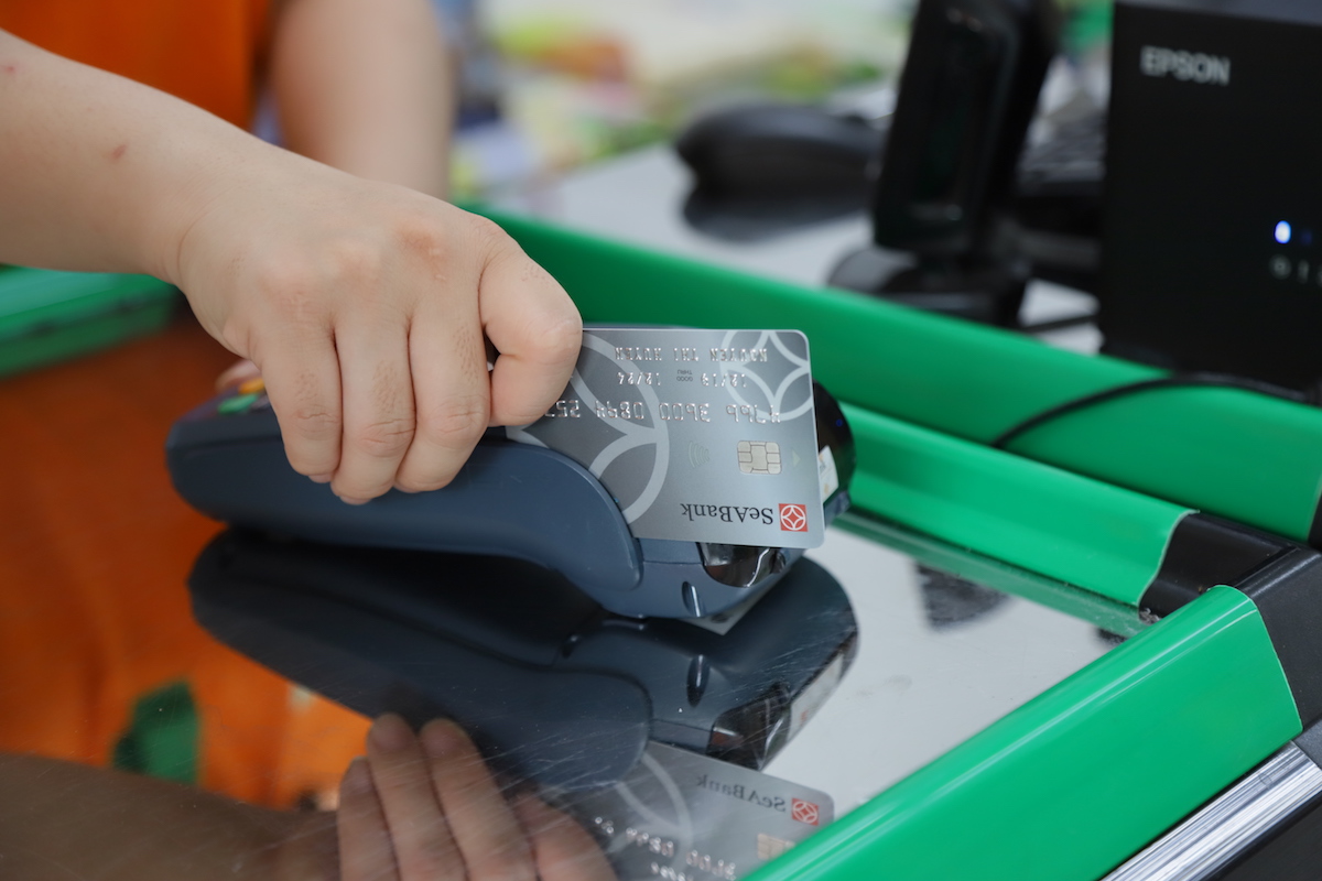 Nhu cầu mua sắm của người dân tăng mạnh trong tháng cuối năm kéo theo cuộc đua cho vay tín dụng tiêu dùng của các ngân hàng.